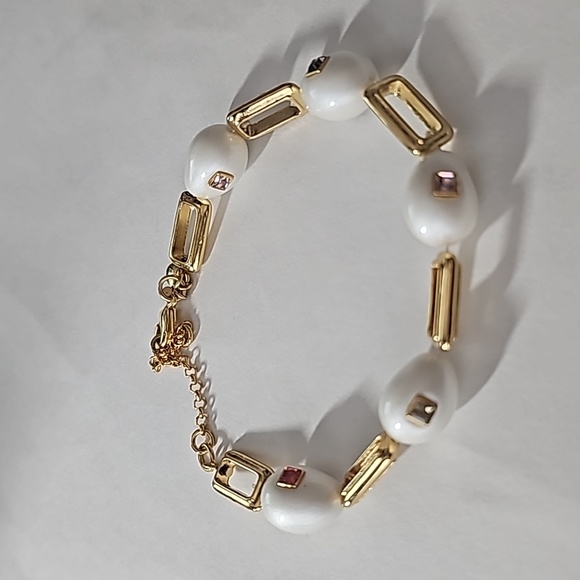Ann Taylor Faux Pearl & Gold Bracelet NWOT - Picture 2 of 3